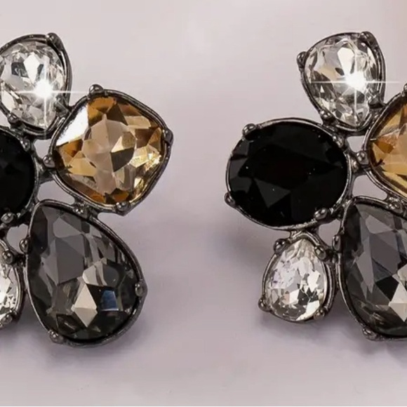 NWT BLACK AND GOLD STUD EARRINGS e - Picture 2 of 3